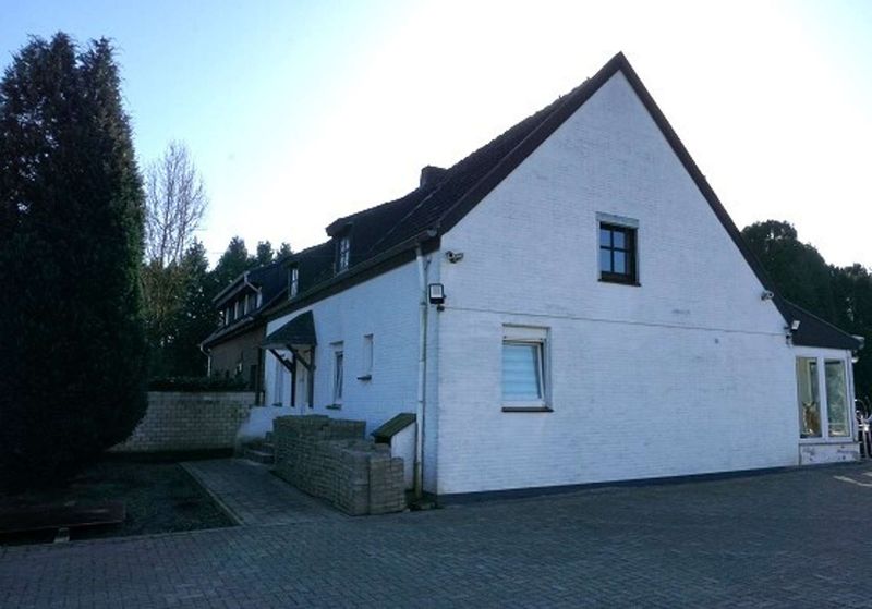 Landliebe: Sanierungsbedürftige DHH mit einer gigantischen Doppel-Garage in einmaliger Lage